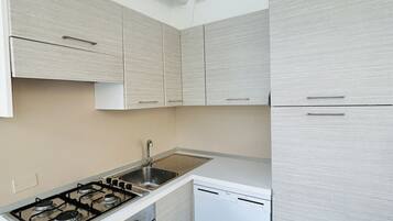 Frigorifero, forno, piano cottura, lavastoviglie