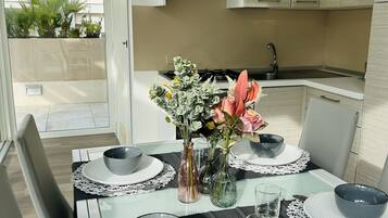 Fridge, oven, stovetop, dishwasher