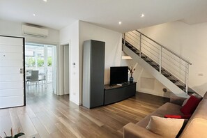 TV - Attic Menotti Flexrent - Abyssinia (Riccione)