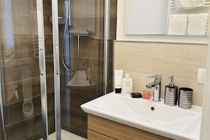 Doccia, asciugacapelli, bidet, asciugamani