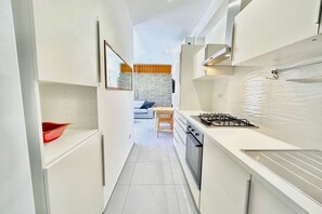 Réfrigérateur, four à micro-ondes, un four, surface de cuisson
