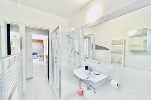 Een douche, een haardroger, een bidet, handdoeken