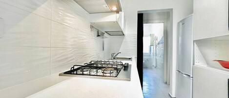 Een koelkast, een microgolfoven, een oven, een kookplaat