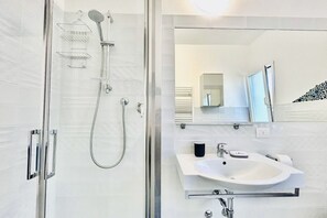 Shower, hair dryer, bidet, towels - Filzi Flexrent - Abyssinia Real Estate (Riccione)