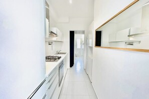 Een koelkast, een microgolfoven, een oven, een kookplaat