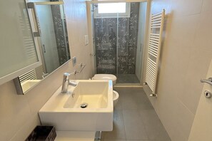 Dusj, hårføner, bidé og håndklær