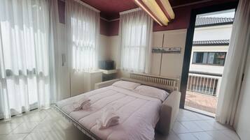 3 bedrooms, desk, iron/ironing board, travel crib