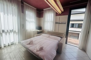 3 Schlafzimmer, Schreibtisch, Bügeleisen/Bügelbrett, Reisekinderbett