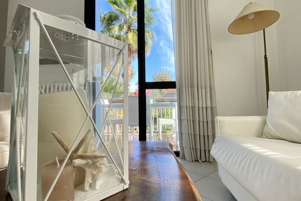 3 chambres, bureau, fer et planche à repasser, lit parapluie