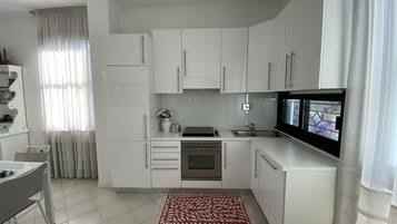 Geladeira, micro-ondas, fogão, cooktop