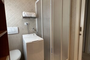 Dusche, Haartrockner, Bidet, Handtücher