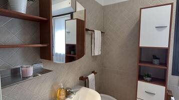 Dusche, Haartrockner, Bidet, Handtücher