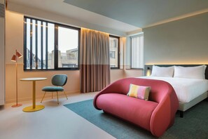 Habitació familiar, 1 llit de matrimoni gran | Minibar i caixa forta a l'habitació 