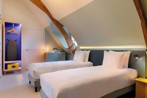A bedroom with two beds, a wardrobe, and a desk. - The Rebyl, Nijmegen, a Tribute Portfolio Hotel (Nijmegen)