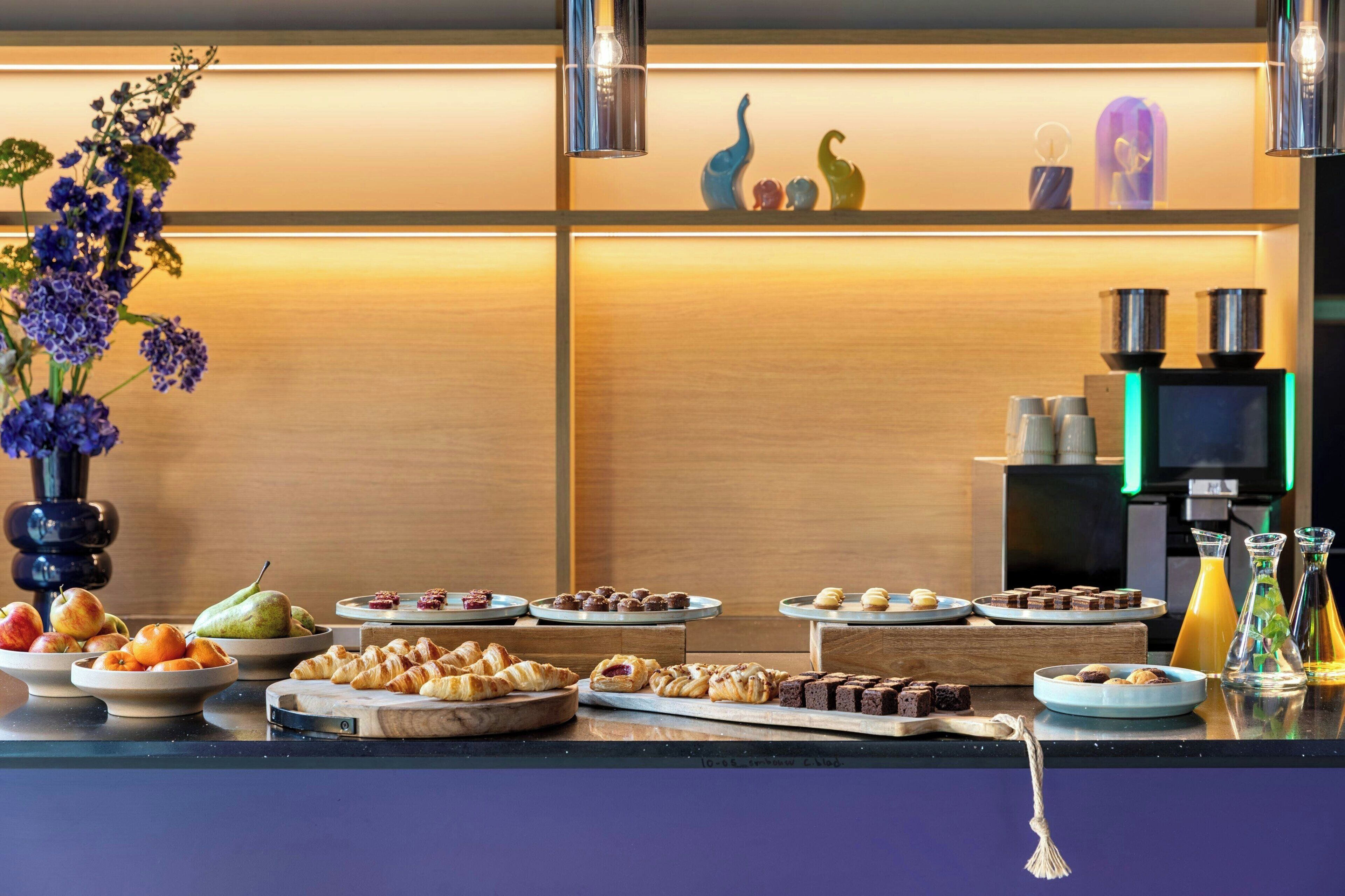 Un buffet proposant une variété de plats et une machine à café.