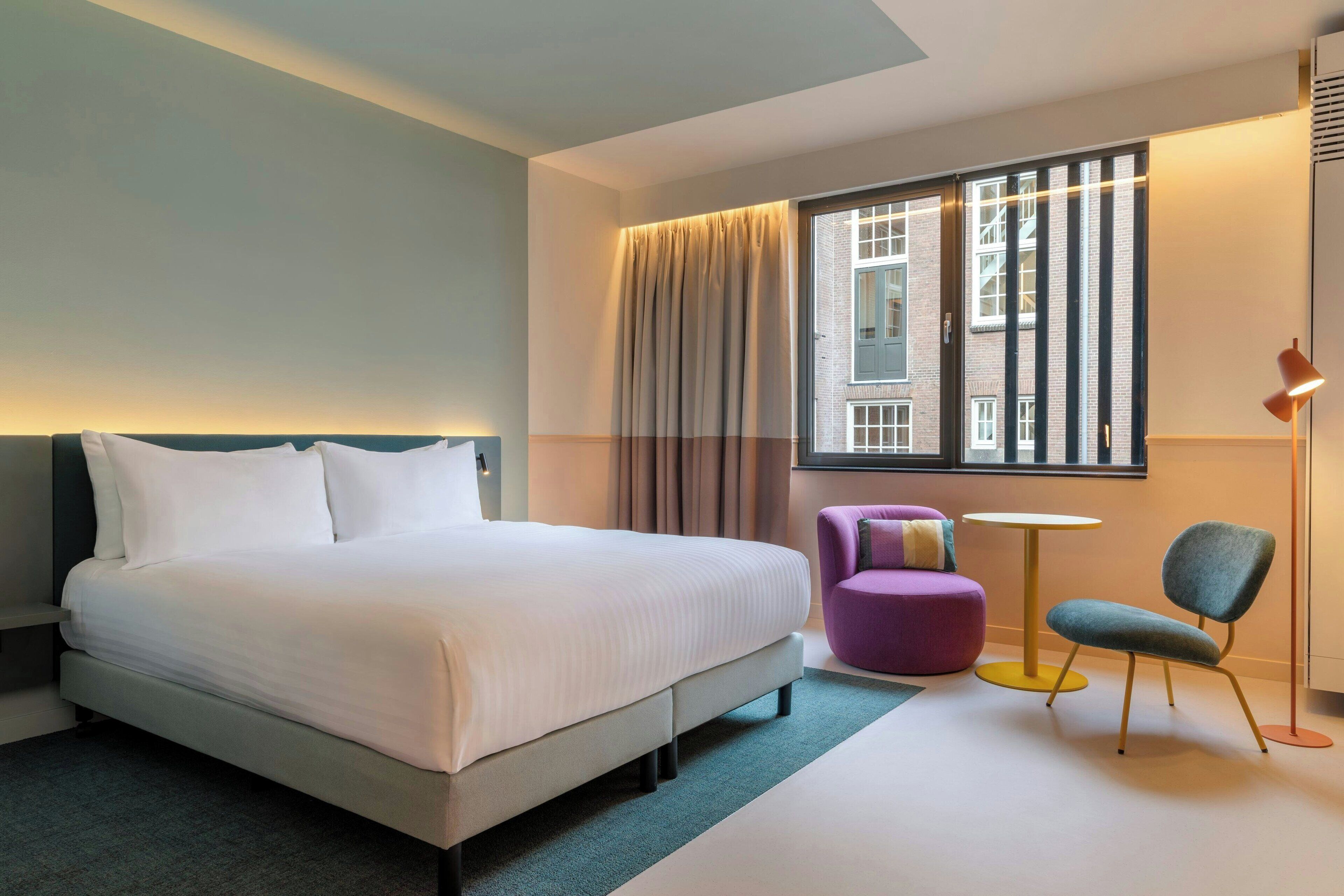 Kamar Deluks, 1 Tempat Tidur King | Minibar, brankas, ruang kerja ramah laptop, dan tirai kedap cahaya