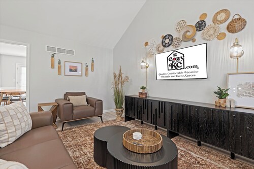 The Westwood Escape – Sleeps 6, Walk to Park & Plaza!