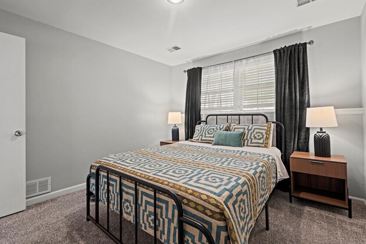 3 bedrooms, desk, iron/ironing board, WiFi (free)