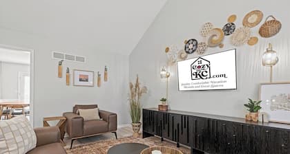 The Westwood - Charming Duplex Walkable to Plaza