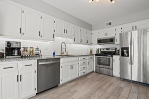 冷蔵庫、電子レンジ、オーブン、コンロ