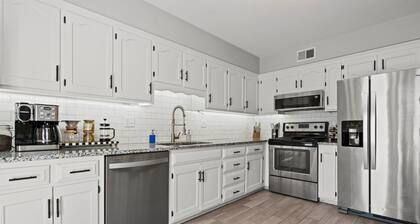 Charming Westwood Escape – Sleeps 6, Walk to Park & Plaza!