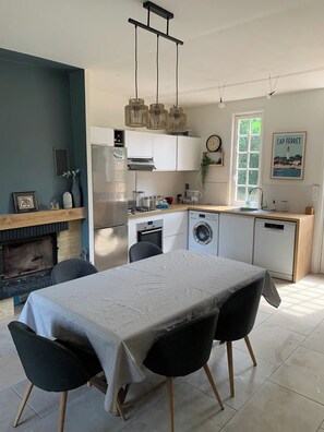 Kylskåp, mikrovågsugn, ugn och spishäll