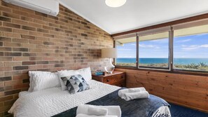 4 bedrooms, iron/ironing board, free WiFi, bed sheets - Vintage Vista by Wine Coast Holidays (PORT WILLUNGA)