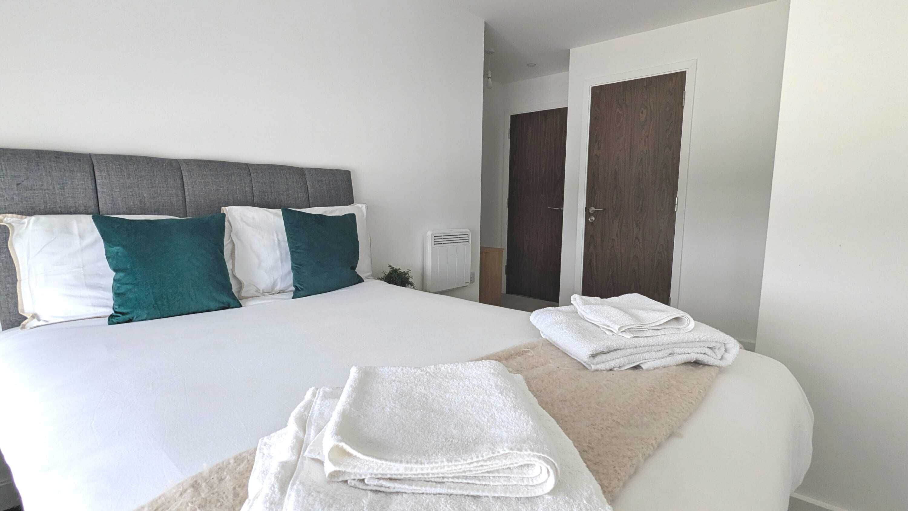 2 bedrooms, desk, iron/ironing board, WiFi