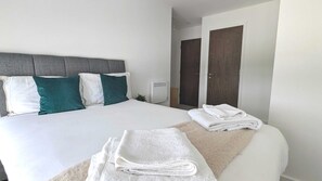 2 bedrooms, desk, iron/ironing board, WiFi - Grand Exchange Nr Ascot 2 bed with Parking (Bracknell)