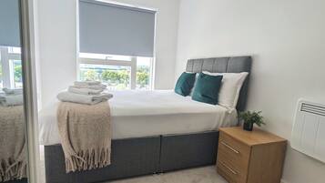2 bedrooms, desk, iron/ironing board, WiFi