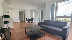 TV, offices - Grand Exchange Nr Ascot 2 bed with Parking (Bracknell)