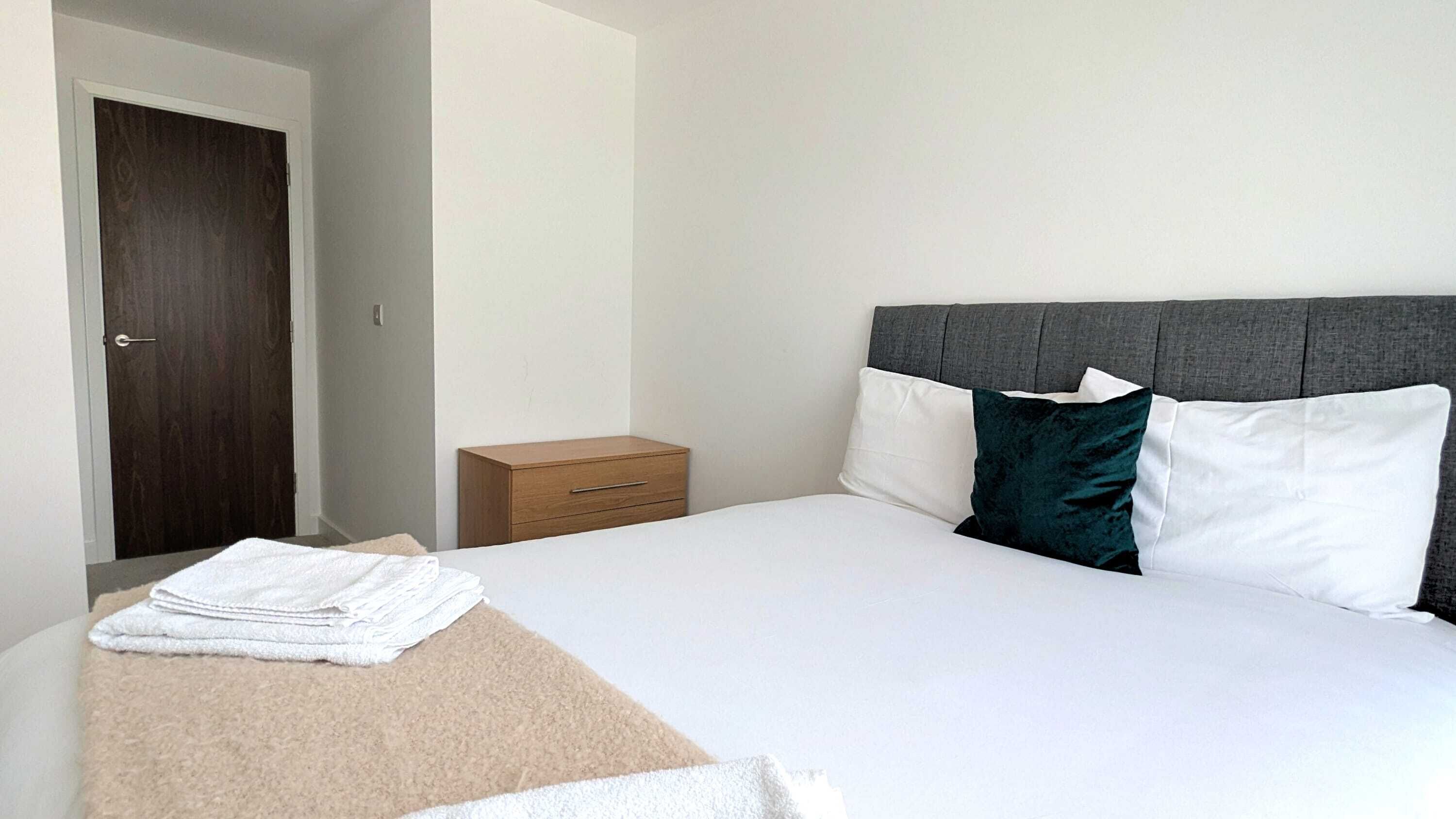 2 soverom, skrivebord, strykejern/-brett og wi-fi