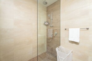 Deluxe-lejlighed - balkon - udsigt til marina | Badeværelse | Bruser, gratis toiletartikler, hårtørrer, håndklæder