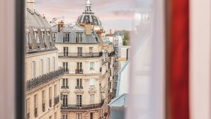 A view of Parisian buildings with classical architecture, including a prominent dome and multiple balconies. - Hotel Madeleine de Senlis (Paris)
