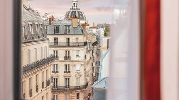 Habitación familiar, varias camas | Ropa de cama hipoalergénica y caja de seguridad en la habitación