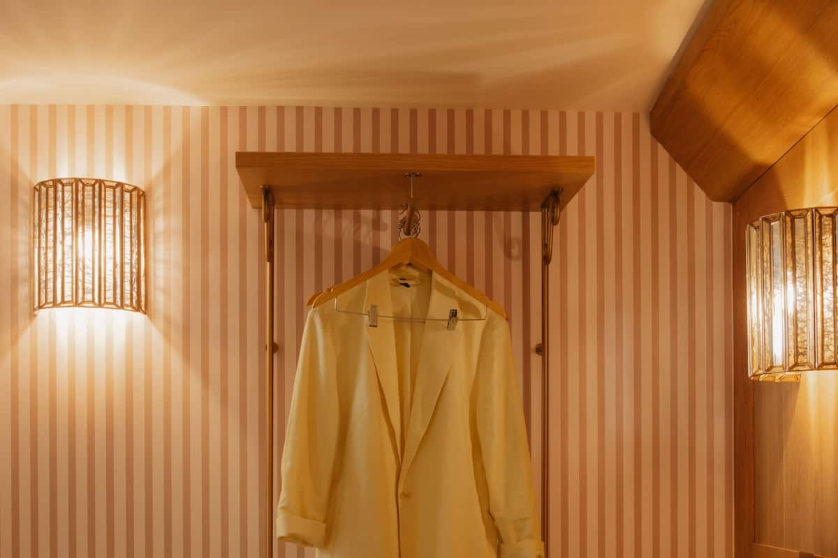 Ropa de cama hipoalergénica y caja de seguridad en la habitación