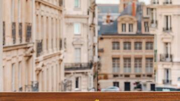 Habitación clásica con 1 cama matrimonial o 2 individuales | Ropa de cama hipoalergénica y caja de seguridad en la habitación