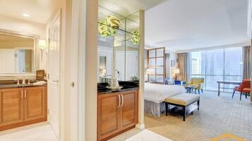 Desk, iron/ironing board, WiFi, bed sheets