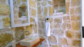 Deluxe Quadruple Room, Garden View | Bathroom