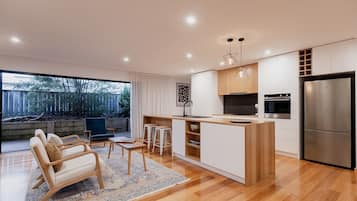 Refrigerador, microondas, horno, placa de cocina