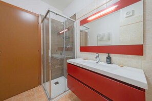 Dusche, Haartrockner, Bidet, Handtücher