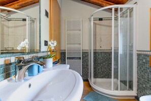 Een douche, een haardroger, een bidet, handdoeken
