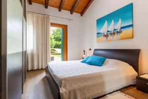 1 dormitorio, tabla de planchar con plancha, wifi y ropa de cama