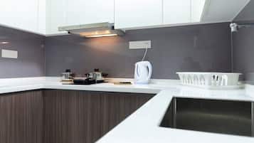 Kylskåp, mikrovågsugn, spishäll och grytor/köksredskap