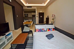 2 bedrooms, iron/ironing board, WiFi, bed sheets - Comfy 2BR TriTower Suite Near JB CIQ, JBCC & Capri (Johor Bahru)