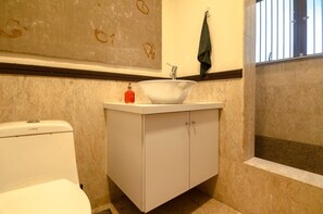 Douche, séchoir à cheveux, serviettes fournies