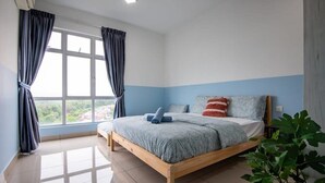 Un dormitorio con cama, cortinas, una ventana y una planta.
