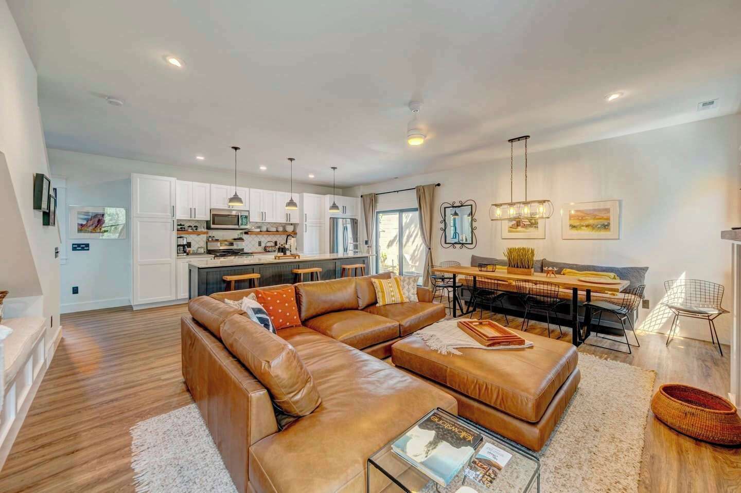 تلفزيون، مدفأة، مكتب