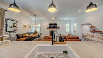 Een televisie, een open haard en een kantoor