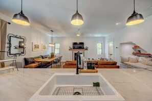 Televisio, takka, työhuone